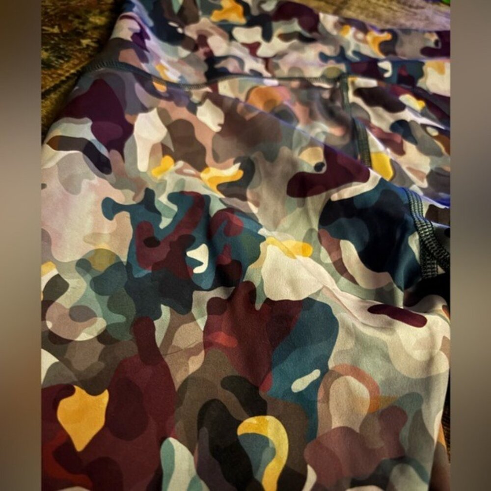 Spanx Women's Size Large Booty Boost Active Leggings Camo Ruby Print 7/8 Length - Picture 2 of 7